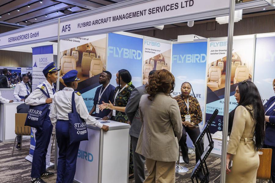 Des clients consultent un exposant lors du 9e sommet et salon Aviation Africa &agrave; Kigali, capitale du Rwanda, le 4 septembre 2025. (Xinhua/Cyril Ndegeya)