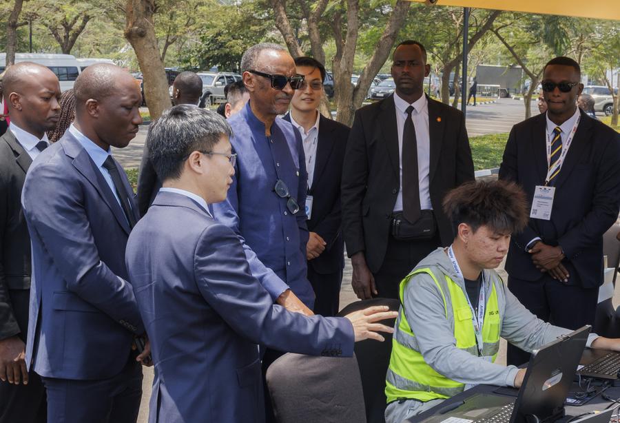 Le pr&eacute;sident rwandais Paul Kagame (4e &agrave; gauche) assiste &agrave; une d&eacute;monstration a&eacute;rienne sur le stand EHang lors du 9e sommet et salon Aviation Africa &agrave; Kigali, capitale du Rwanda, le 4 septembre 2025.(Xinhua/Cyril Ndegeya)
