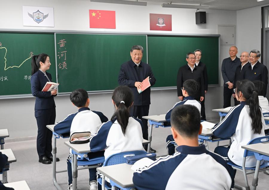 Le pr&eacute;sident chinois, Xi Jinping, &eacute;galement secr&eacute;taire g&eacute;n&eacute;ral du Comit&eacute; central du Parti communiste chinois et pr&eacute;sident de la Commission militaire centrale, visite le campus de Xiong'an de l'Ecole secondaire No 4 de Beijing, dans la Nouvelle Zone de Xiong'an, dans la province chinoise du Hebei (nord), le 23 mars 2026. (Photo : Xie Huanchi)